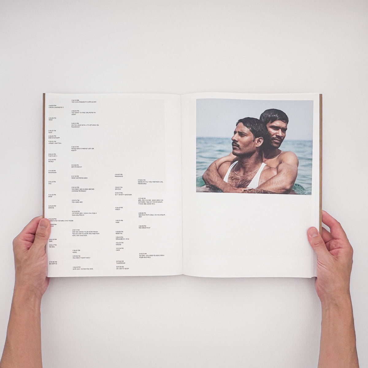 Ryan Debolski『LIKE』。オマーンの移民労働者たちの生活や海辺での交流を、カラーとモノクロ写真、WhatsAppのメッセージによって記録した、2020年Gnomic Book刊・450部限定の写真集。