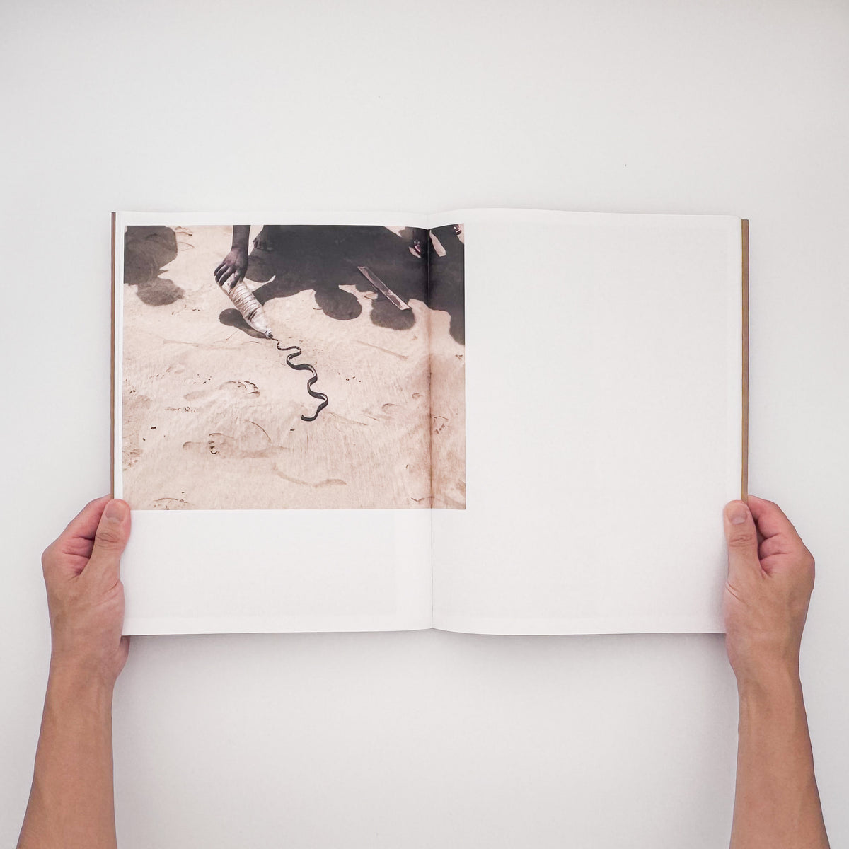 Ryan Debolski『LIKE』。オマーンの移民労働者たちの生活や海辺での交流を、カラーとモノクロ写真、WhatsAppのメッセージによって記録した、2020年Gnomic Book刊・450部限定の写真集。
