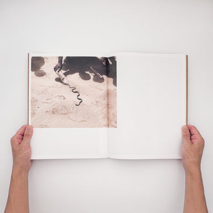 Ryan Debolski『LIKE』。オマーンの移民労働者たちの生活や海辺での交流を、カラーとモノクロ写真、WhatsAppのメッセージによって記録した、2020年Gnomic Book刊・450部限定の写真集。