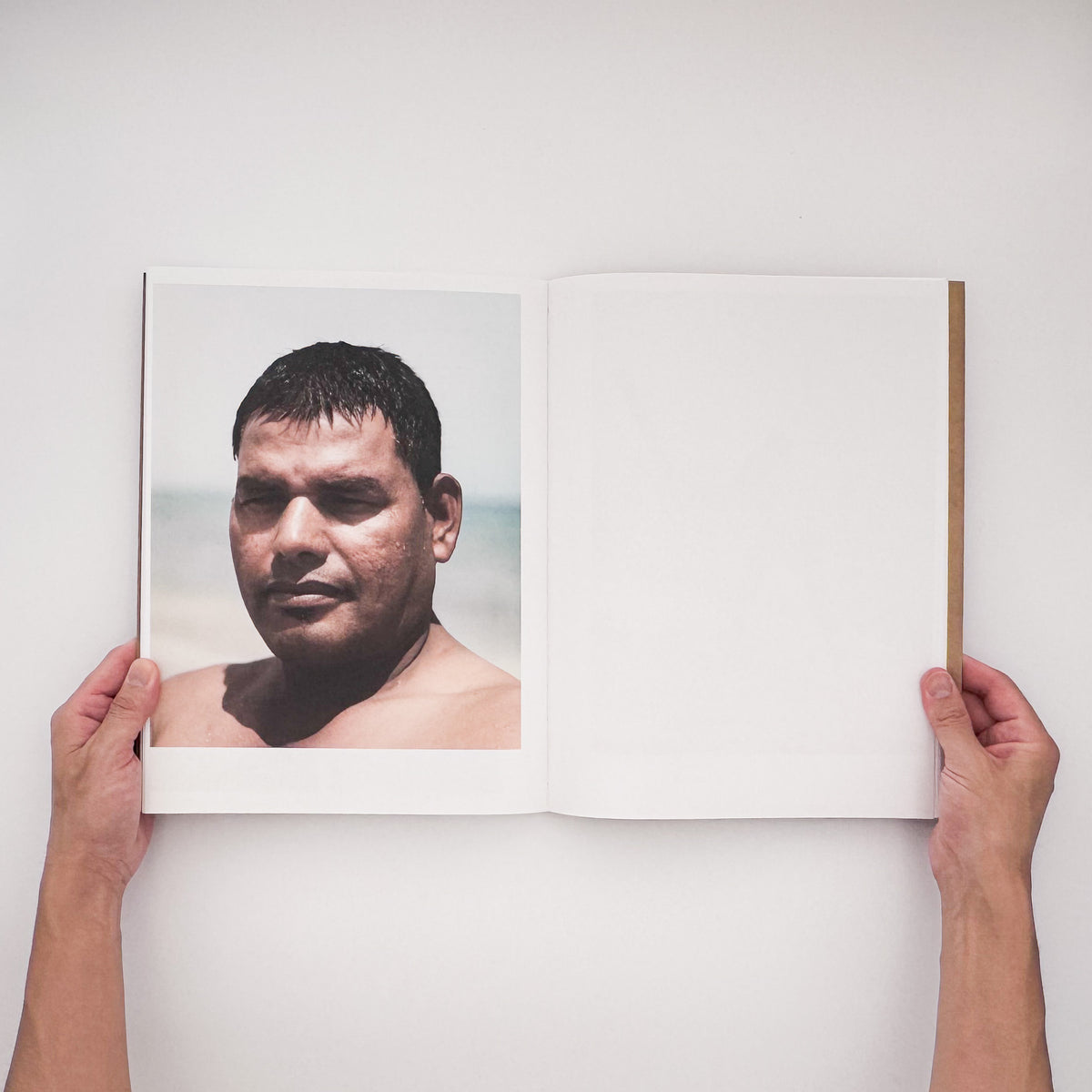 Ryan Debolski『LIKE』。オマーンの移民労働者たちの生活や海辺での交流を、カラーとモノクロ写真、WhatsAppのメッセージによって記録した、2020年Gnomic Book刊・450部限定の写真集。