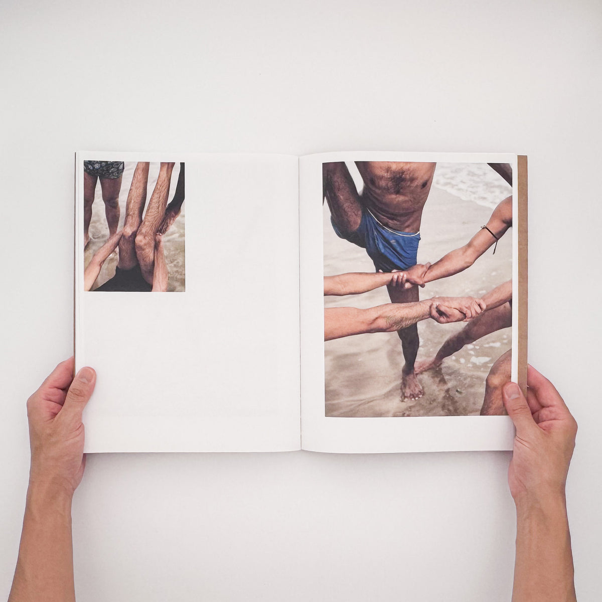 Ryan Debolski『LIKE』。オマーンの移民労働者たちの生活や海辺での交流を、カラーとモノクロ写真、WhatsAppのメッセージによって記録した、2020年Gnomic Book刊・450部限定の写真集。