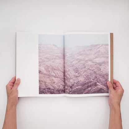 Ryan Debolski『LIKE』。オマーンの移民労働者たちの生活や海辺での交流を、カラーとモノクロ写真、WhatsAppのメッセージによって記録した、2020年Gnomic Book刊・450部限定の写真集。