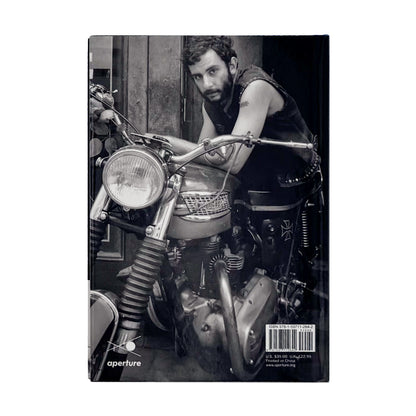 Danny Lyon『The Bikeriders』。1963年から1967年にかけてシカゴ周辺のバイカーたちを記録した、1968年初版を再現する2014年Aperture刊の写真集。