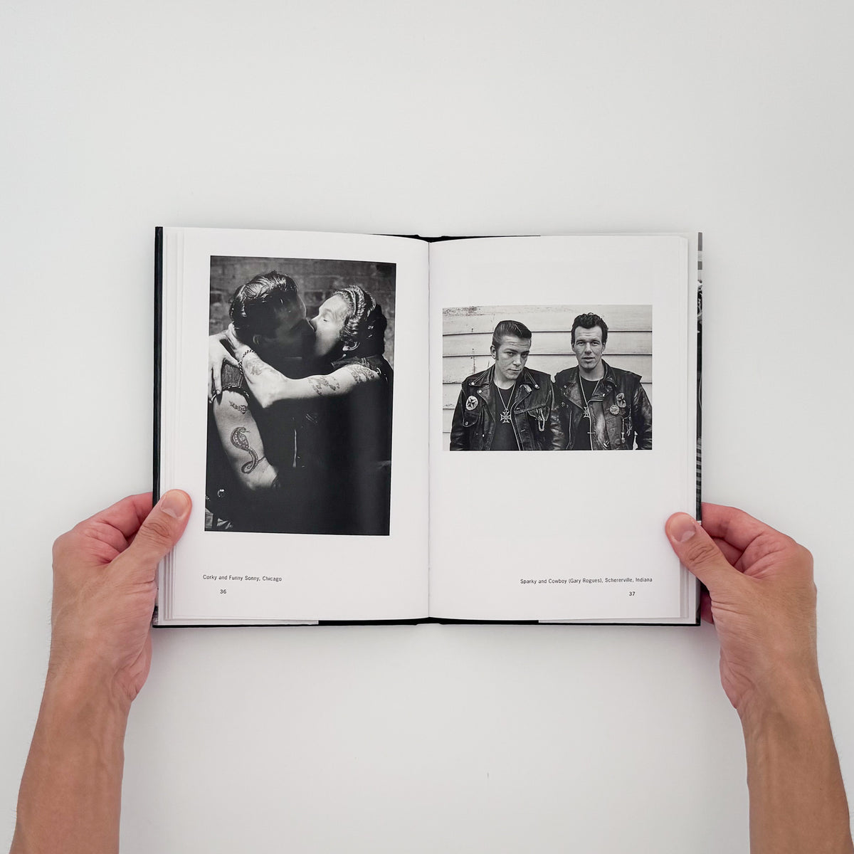Danny Lyon『The Bikeriders』。1963年から1967年にかけてシカゴ周辺のバイカーたちを記録した、1968年初版を再現する2014年Aperture刊の写真集。