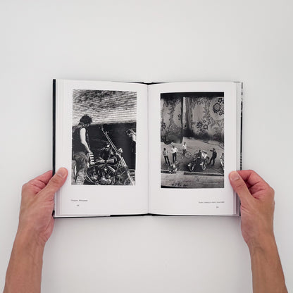 Danny Lyon『The Bikeriders』。1963年から1967年にかけてシカゴ周辺のバイカーたちを記録した、1968年初版を再現する2014年Aperture刊の写真集。