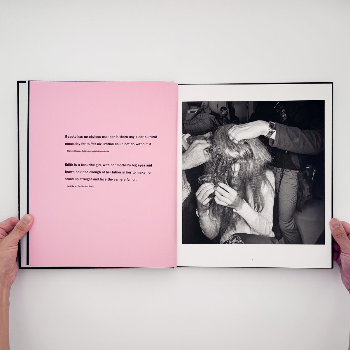 Lee Friedlander『DRESSING UP FASHION WEEK NYC』。2006年のニューヨーク・ファッション・ウィークの舞台裏で、モデルやスタッフの仕事を撮影した2015年刊の写真集。