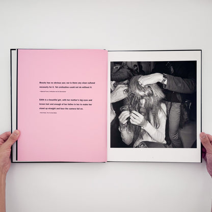Lee Friedlander『DRESSING UP FASHION WEEK NYC』。2006年のニューヨーク・ファッション・ウィークの舞台裏で、モデルやスタッフの仕事を撮影した2015年刊の写真集。