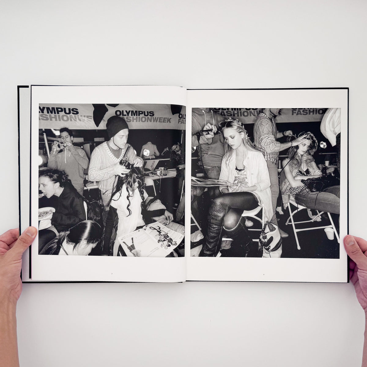 Lee Friedlander『DRESSING UP FASHION WEEK NYC』。2006年のニューヨーク・ファッション・ウィークの舞台裏で、モデルやスタッフの仕事を撮影した2015年刊の写真集。