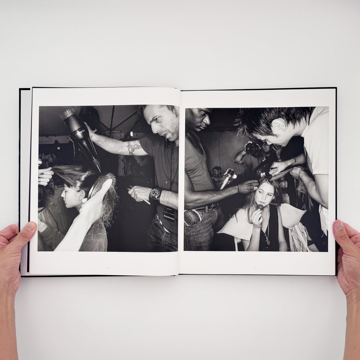 Lee Friedlander『DRESSING UP FASHION WEEK NYC』。2006年のニューヨーク・ファッション・ウィークの舞台裏で、モデルやスタッフの仕事を撮影した2015年刊の写真集。