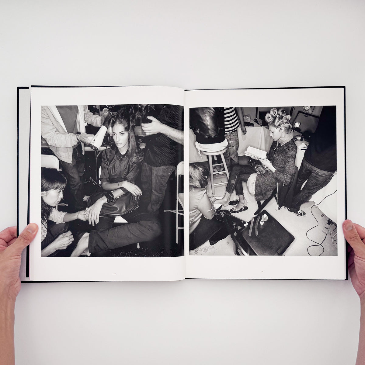 Lee Friedlander『DRESSING UP FASHION WEEK NYC』。2006年のニューヨーク・ファッション・ウィークの舞台裏で、モデルやスタッフの仕事を撮影した2015年刊の写真集。