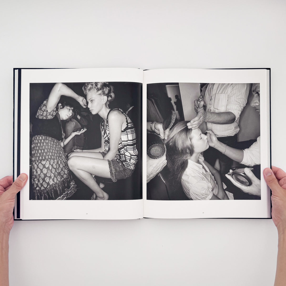 Lee Friedlander『DRESSING UP FASHION WEEK NYC』。2006年のニューヨーク・ファッション・ウィークの舞台裏で、モデルやスタッフの仕事を撮影した2015年刊の写真集。