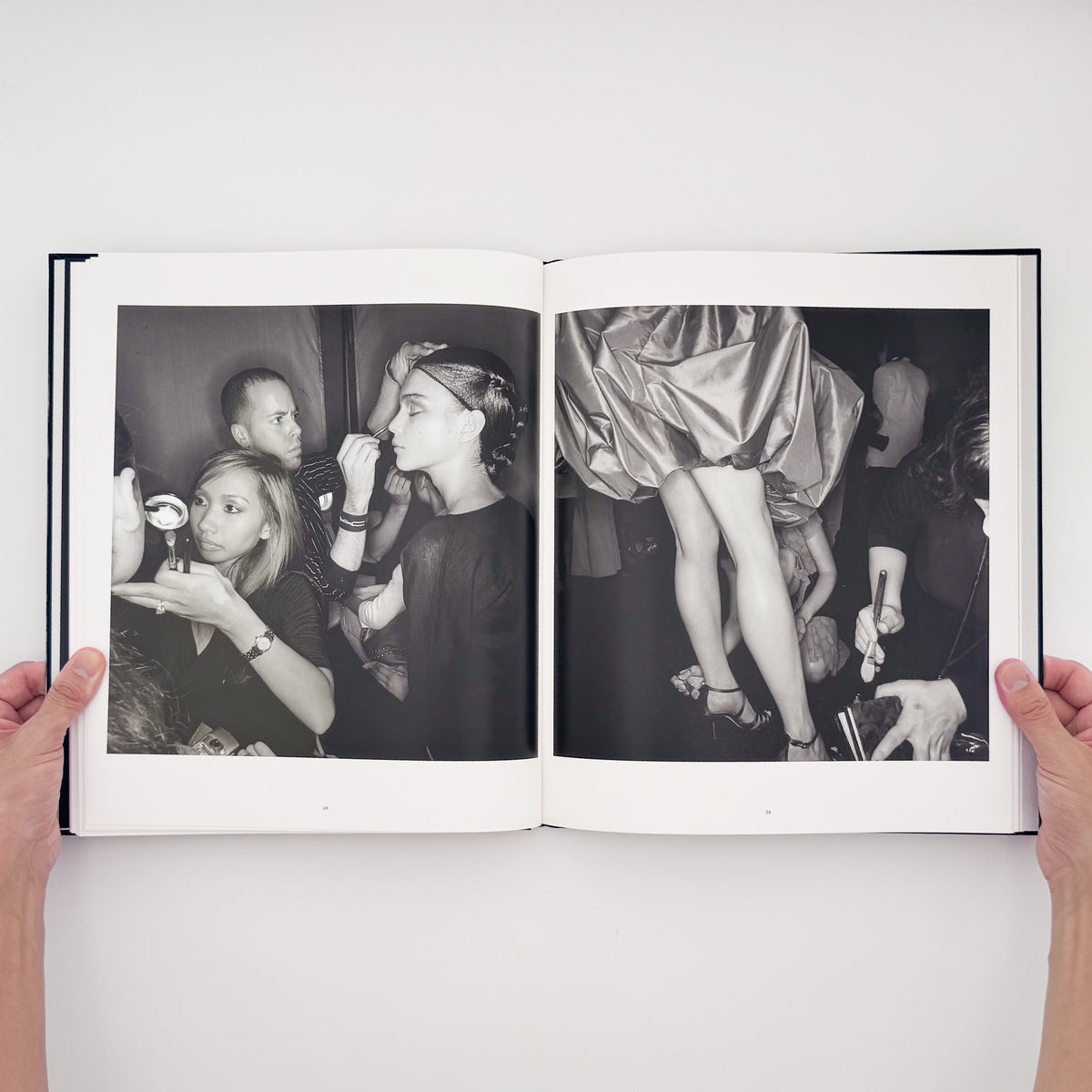 Lee Friedlander『DRESSING UP FASHION WEEK NYC』。2006年のニューヨーク・ファッション・ウィークの舞台裏で、モデルやスタッフの仕事を撮影した2015年刊の写真集。