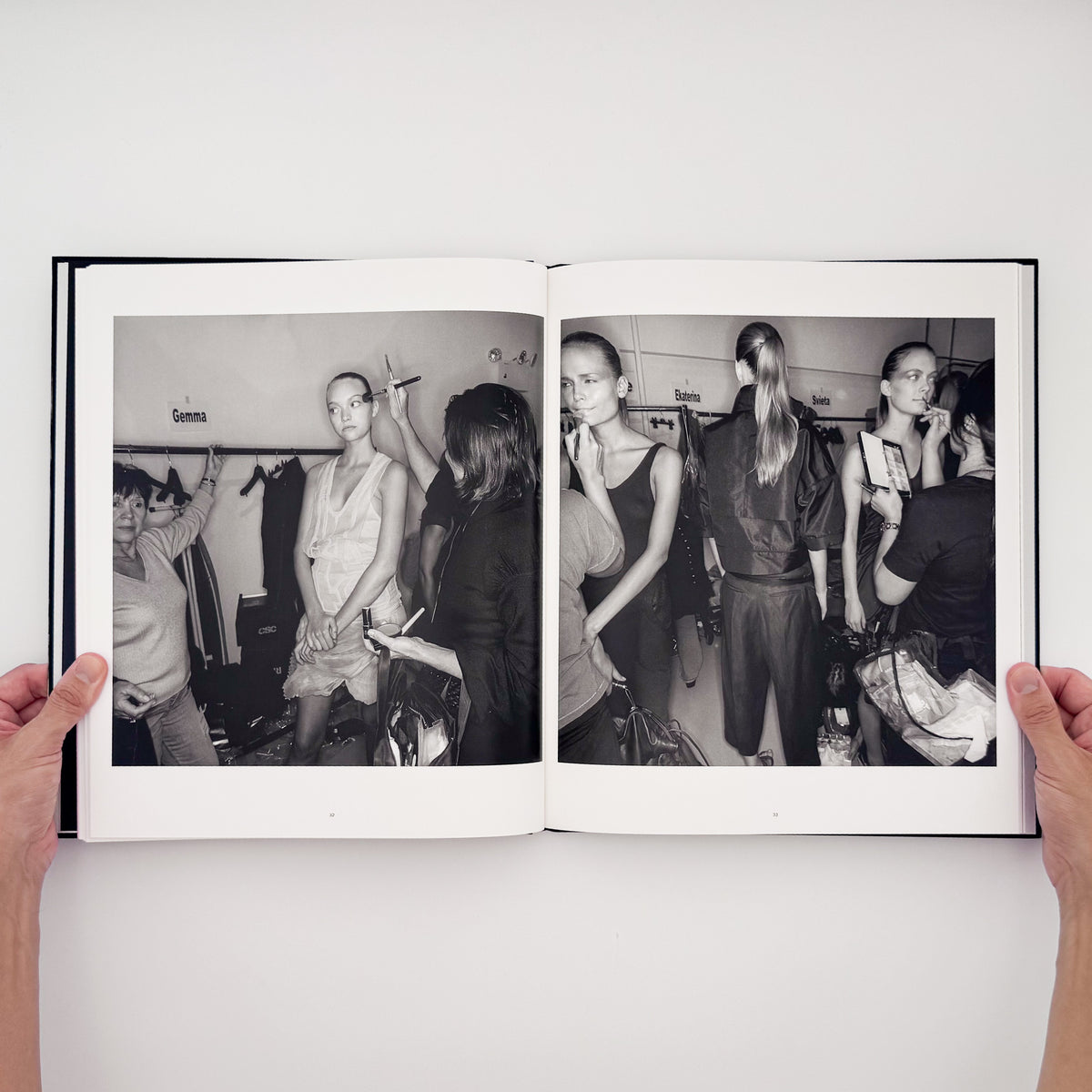 Lee Friedlander『DRESSING UP FASHION WEEK NYC』。2006年のニューヨーク・ファッション・ウィークの舞台裏で、モデルやスタッフの仕事を撮影した2015年刊の写真集。