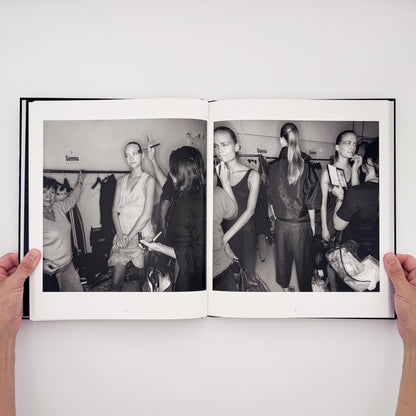 Lee Friedlander『DRESSING UP FASHION WEEK NYC』。2006年のニューヨーク・ファッション・ウィークの舞台裏で、モデルやスタッフの仕事を撮影した2015年刊の写真集。