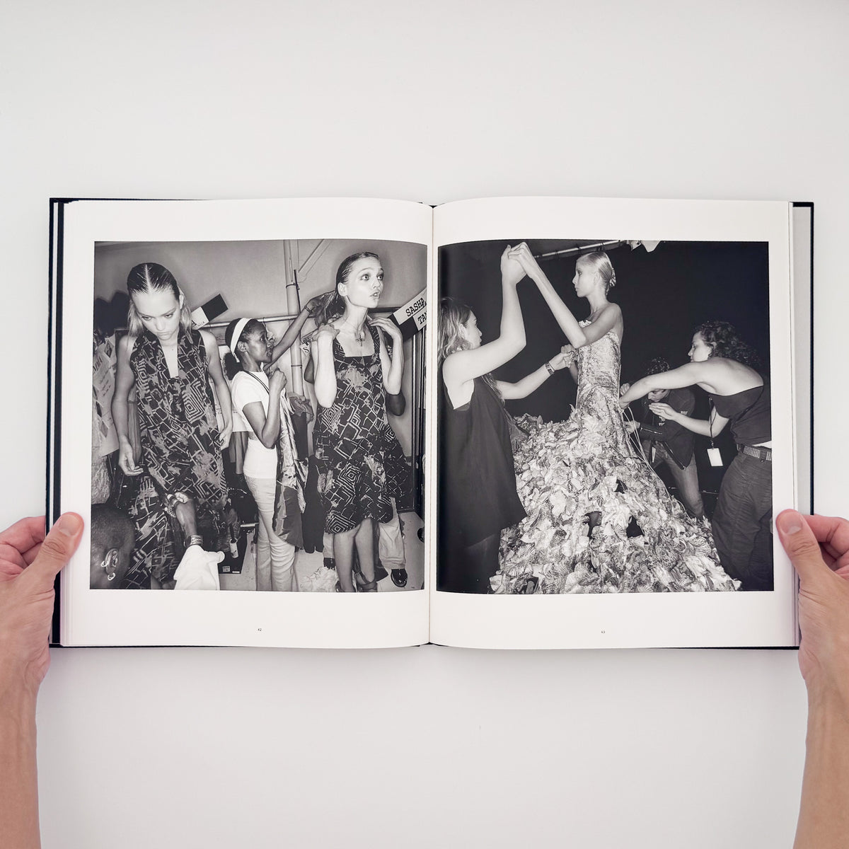 Lee Friedlander『DRESSING UP FASHION WEEK NYC』。2006年のニューヨーク・ファッション・ウィークの舞台裏で、モデルやスタッフの仕事を撮影した2015年刊の写真集。