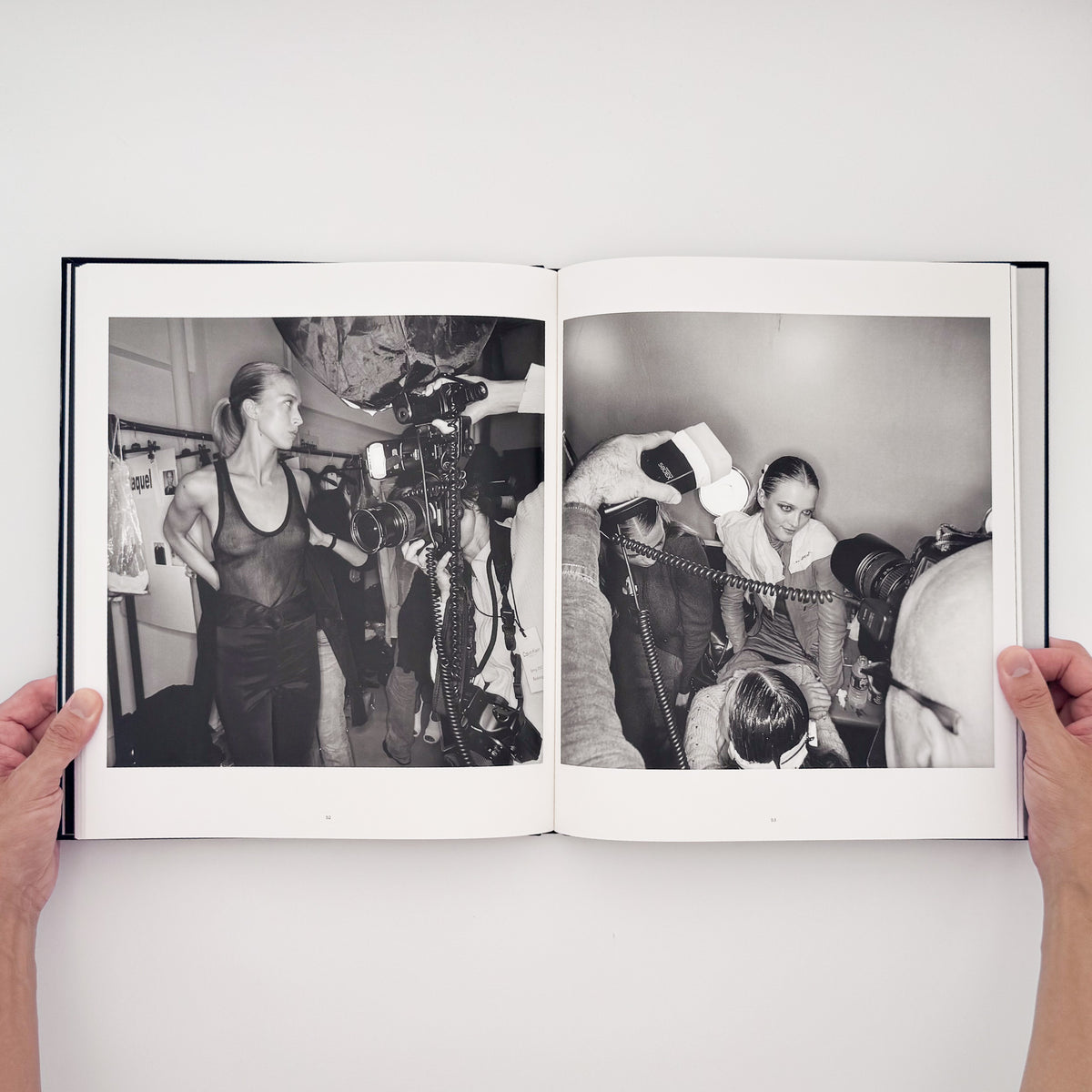 Lee Friedlander『DRESSING UP FASHION WEEK NYC』。2006年のニューヨーク・ファッション・ウィークの舞台裏で、モデルやスタッフの仕事を撮影した2015年刊の写真集。