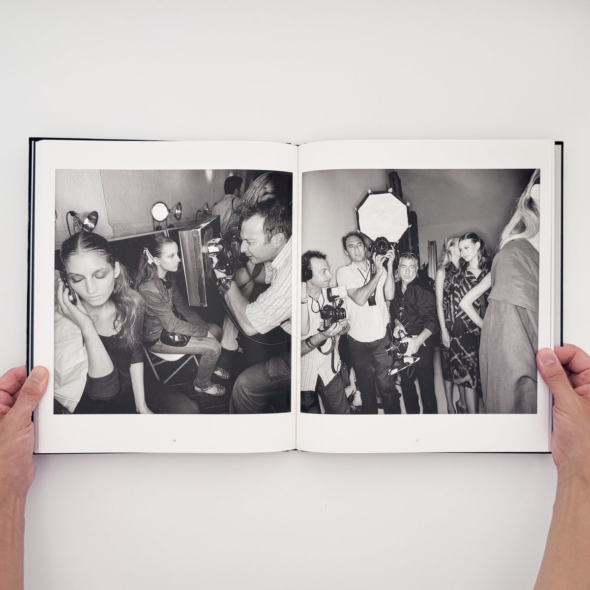 Lee Friedlander『DRESSING UP FASHION WEEK NYC』。2006年のニューヨーク・ファッション・ウィークの舞台裏で、モデルやスタッフの仕事を撮影した2015年刊の写真集。