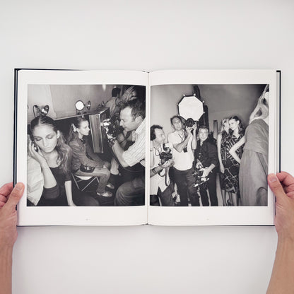 Lee Friedlander『DRESSING UP FASHION WEEK NYC』。2006年のニューヨーク・ファッション・ウィークの舞台裏で、モデルやスタッフの仕事を撮影した2015年刊の写真集。