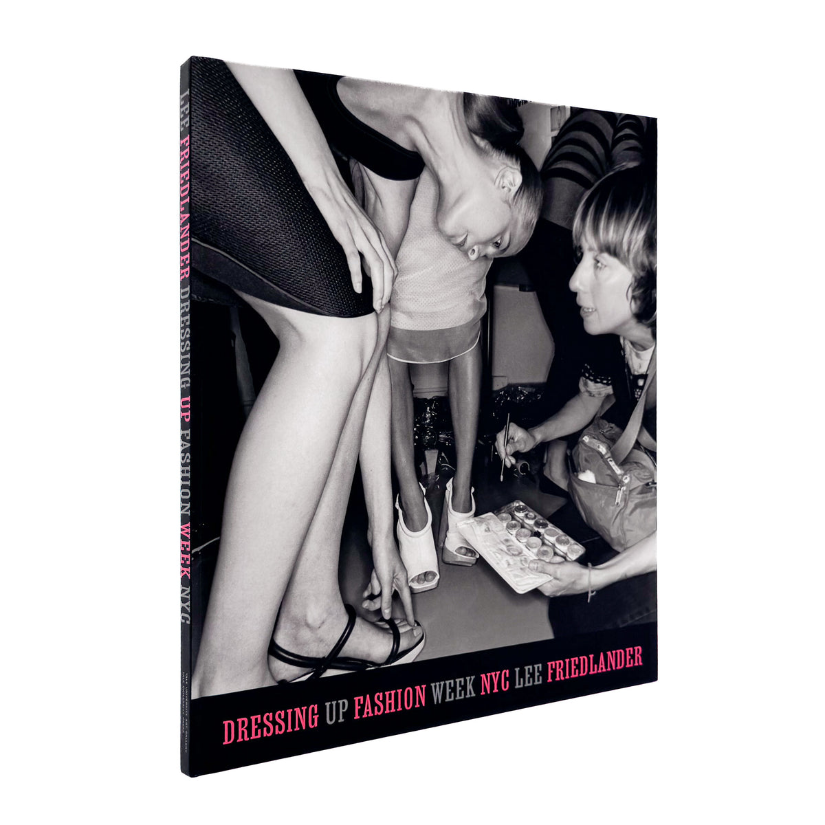 Lee Friedlander『DRESSING UP FASHION WEEK NYC』。2006年のニューヨーク・ファッション・ウィークの舞台裏で、モデルやスタッフの仕事を撮影した2015年刊の写真集。