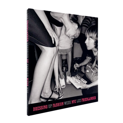 Lee Friedlander『DRESSING UP FASHION WEEK NYC』。2006年のニューヨーク・ファッション・ウィークの舞台裏で、モデルやスタッフの仕事を撮影した2015年刊の写真集。