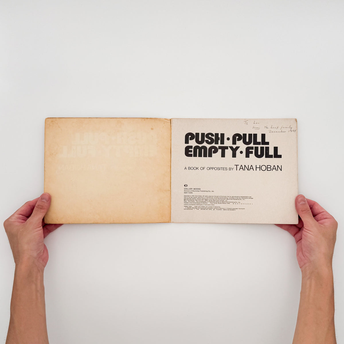 タナ・ホーバン『Push, Pull, Empty, Full: A Book of Opposites』。日常の人物や物を写したモノクロ写真で反対語を表現した、1976年Collier Books刊の写真絵本。