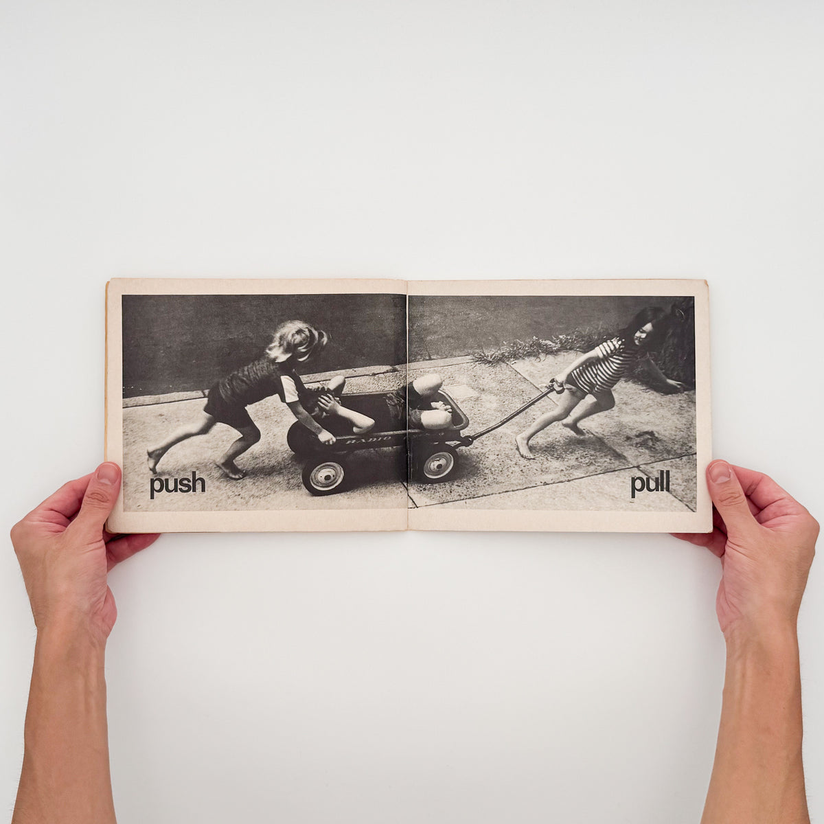 タナ・ホーバン『Push, Pull, Empty, Full: A Book of Opposites』。日常の人物や物を写したモノクロ写真で反対語を表現した、1976年Collier Books刊の写真絵本。