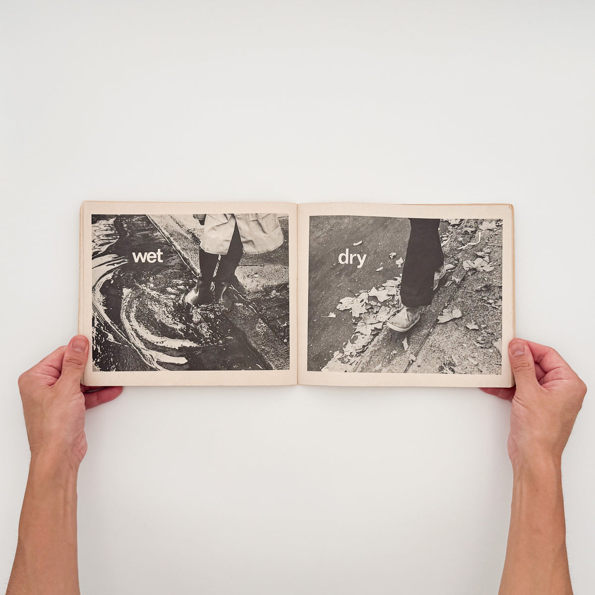 タナ・ホーバン『Push, Pull, Empty, Full: A Book of Opposites』。日常の人物や物を写したモノクロ写真で反対語を表現した、1976年Collier Books刊の写真絵本。