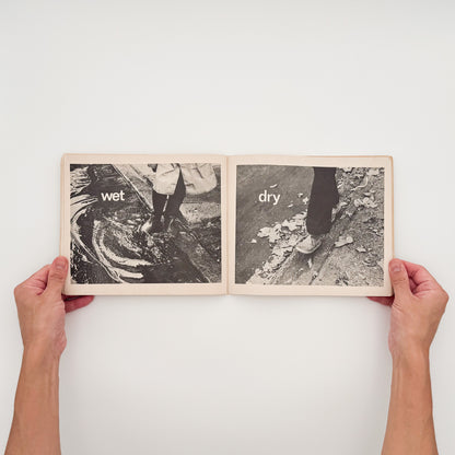 タナ・ホーバン『Push, Pull, Empty, Full: A Book of Opposites』。日常の人物や物を写したモノクロ写真で反対語を表現した、1976年Collier Books刊の写真絵本。