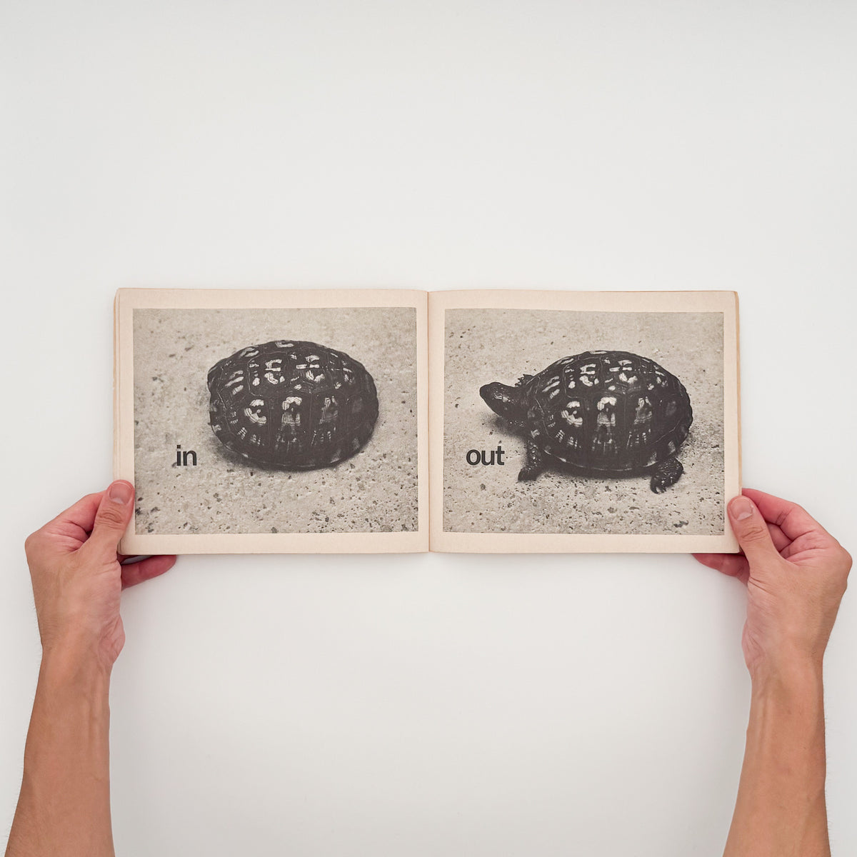 タナ・ホーバン『Push, Pull, Empty, Full: A Book of Opposites』。日常の人物や物を写したモノクロ写真で反対語を表現した、1976年Collier Books刊の写真絵本。