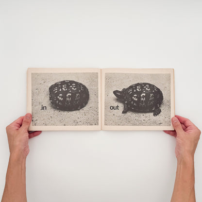 タナ・ホーバン『Push, Pull, Empty, Full: A Book of Opposites』。日常の人物や物を写したモノクロ写真で反対語を表現した、1976年Collier Books刊の写真絵本。