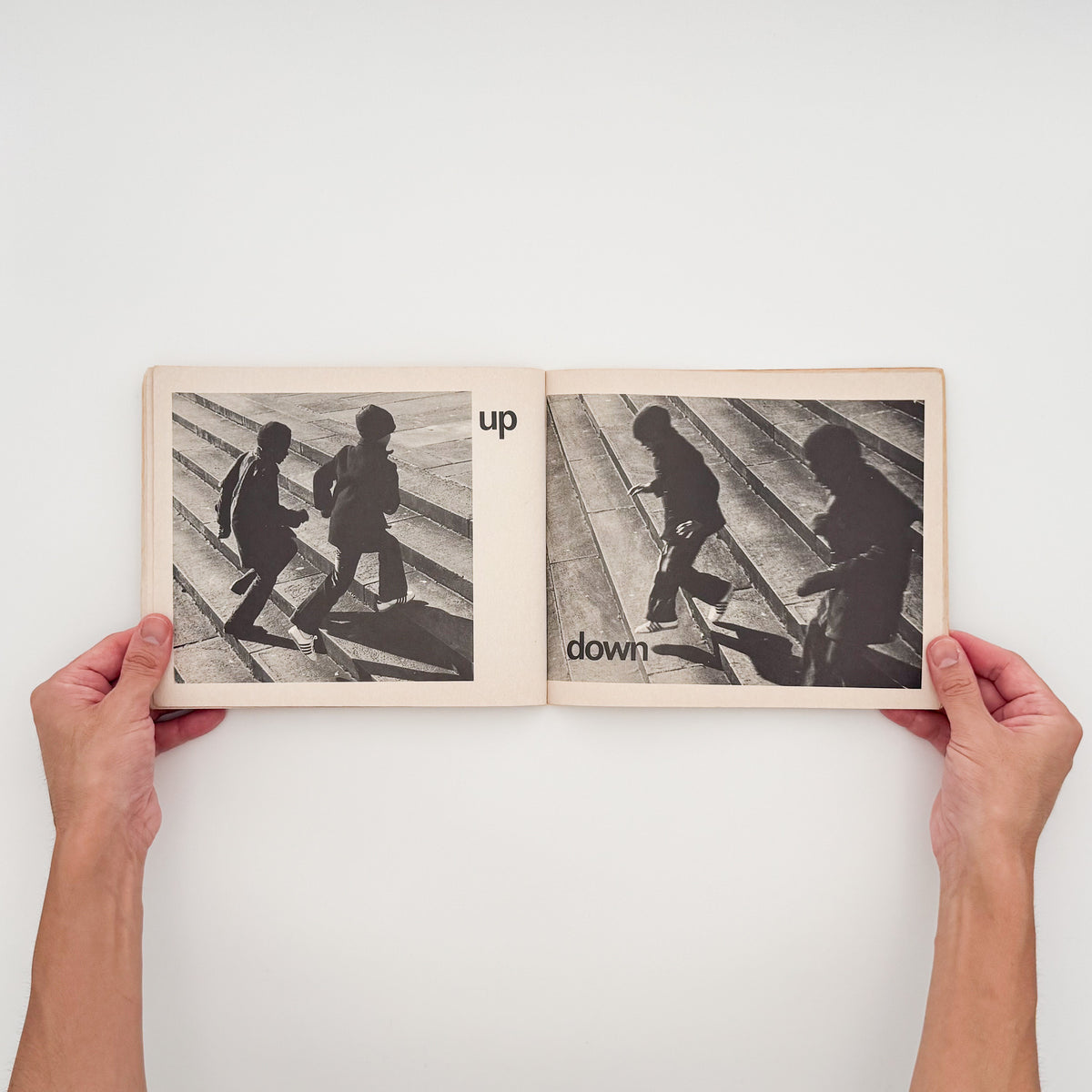 タナ・ホーバン『Push, Pull, Empty, Full: A Book of Opposites』。日常の人物や物を写したモノクロ写真で反対語を表現した、1976年Collier Books刊の写真絵本。