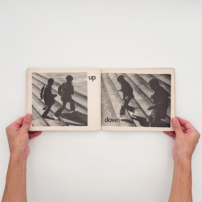 タナ・ホーバン『Push, Pull, Empty, Full: A Book of Opposites』。日常の人物や物を写したモノクロ写真で反対語を表現した、1976年Collier Books刊の写真絵本。