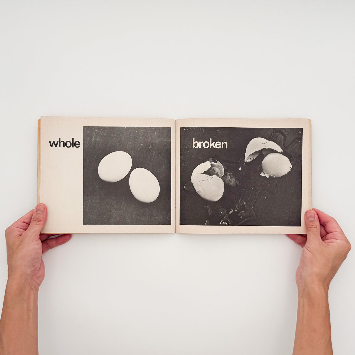タナ・ホーバン『Push, Pull, Empty, Full: A Book of Opposites』。日常の人物や物を写したモノクロ写真で反対語を表現した、1976年Collier Books刊の写真絵本。