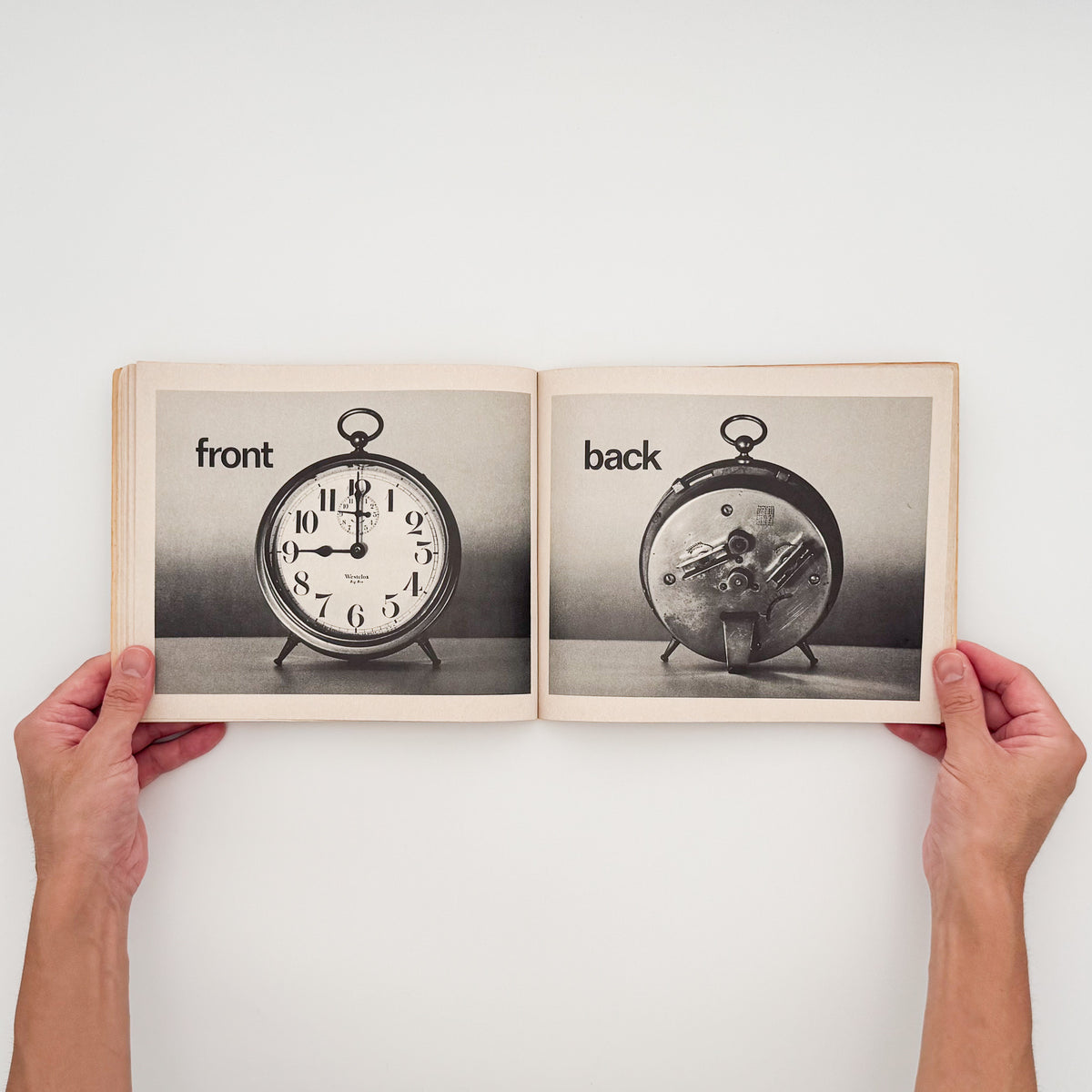 タナ・ホーバン『Push, Pull, Empty, Full: A Book of Opposites』。日常の人物や物を写したモノクロ写真で反対語を表現した、1976年Collier Books刊の写真絵本。