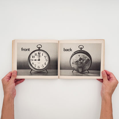 タナ・ホーバン『Push, Pull, Empty, Full: A Book of Opposites』。日常の人物や物を写したモノクロ写真で反対語を表現した、1976年Collier Books刊の写真絵本。