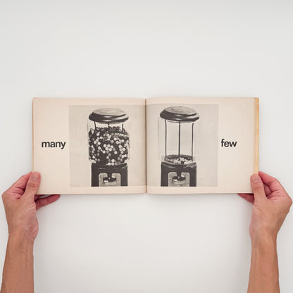 タナ・ホーバン『Push, Pull, Empty, Full: A Book of Opposites』。日常の人物や物を写したモノクロ写真で反対語を表現した、1976年Collier Books刊の写真絵本。