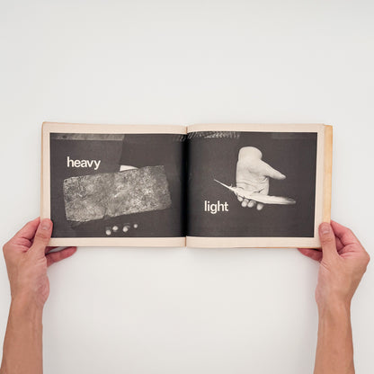タナ・ホーバン『Push, Pull, Empty, Full: A Book of Opposites』。日常の人物や物を写したモノクロ写真で反対語を表現した、1976年Collier Books刊の写真絵本。