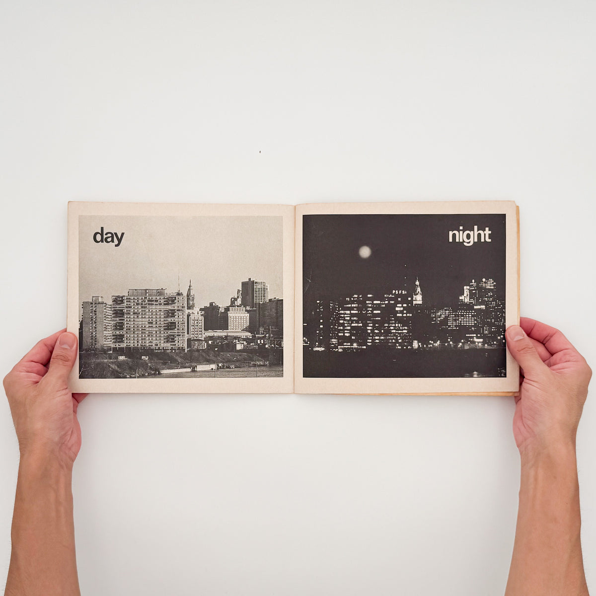 タナ・ホーバン『Push, Pull, Empty, Full: A Book of Opposites』。日常の人物や物を写したモノクロ写真で反対語を表現した、1976年Collier Books刊の写真絵本。