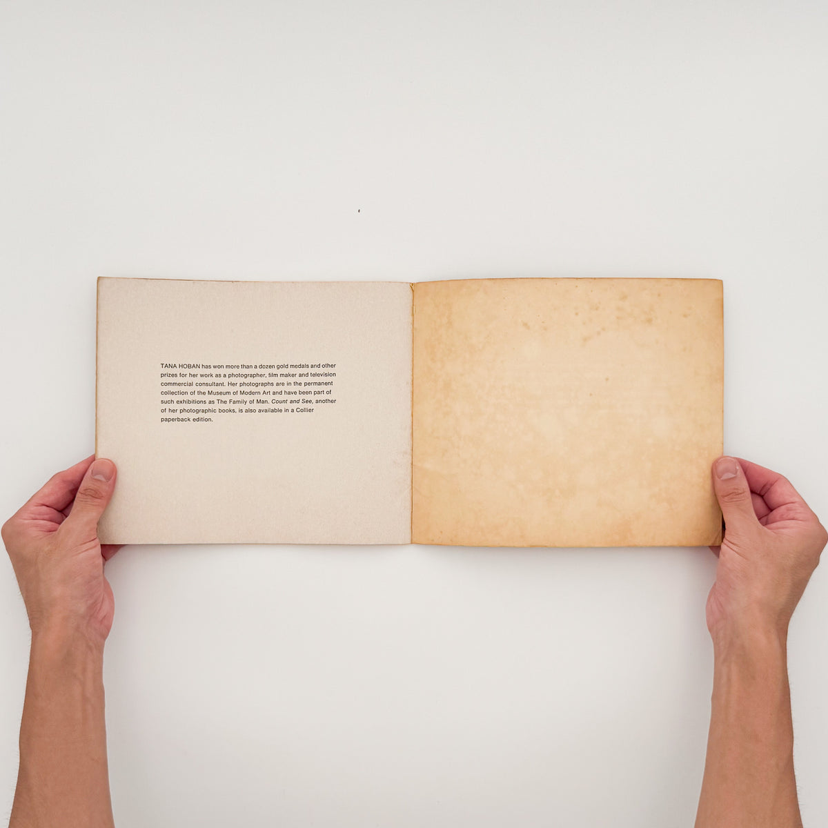 タナ・ホーバン『Push, Pull, Empty, Full: A Book of Opposites』。日常の人物や物を写したモノクロ写真で反対語を表現した、1976年Collier Books刊の写真絵本。