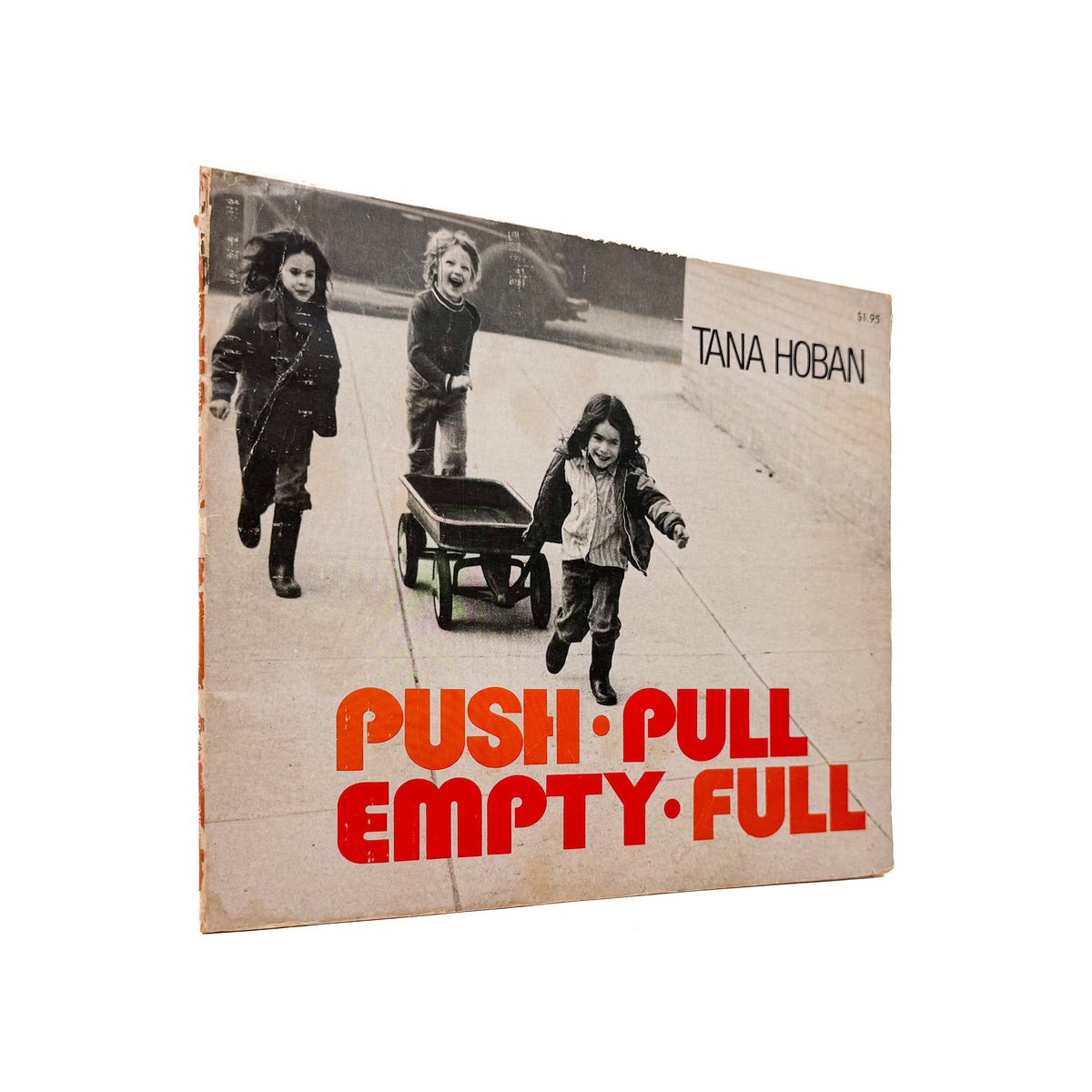 タナ・ホーバン『Push, Pull, Empty, Full: A Book of Opposites』。日常の人物や物を写したモノクロ写真で反対語を表現した、1976年Collier Books刊の写真絵本。