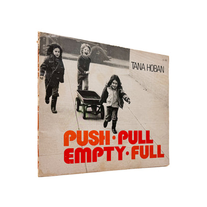 タナ・ホーバン『Push, Pull, Empty, Full: A Book of Opposites』。日常の人物や物を写したモノクロ写真で反対語を表現した、1976年Collier Books刊の写真絵本。