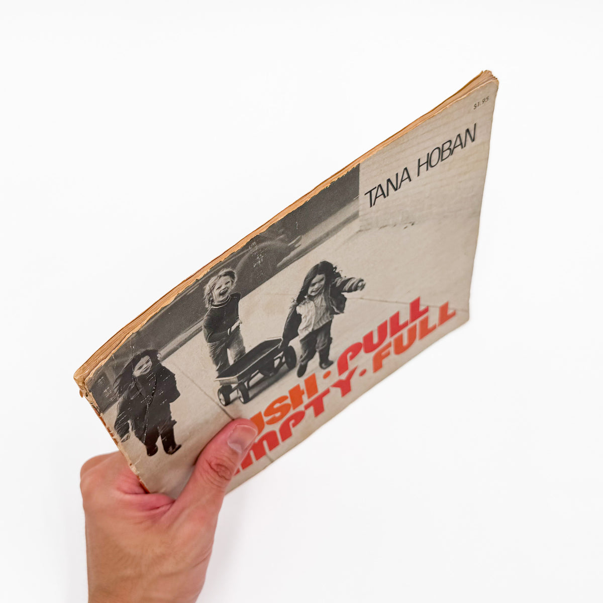 タナ・ホーバン『Push, Pull, Empty, Full: A Book of Opposites』。日常の人物や物を写したモノクロ写真で反対語を表現した、1976年Collier Books刊の写真絵本。