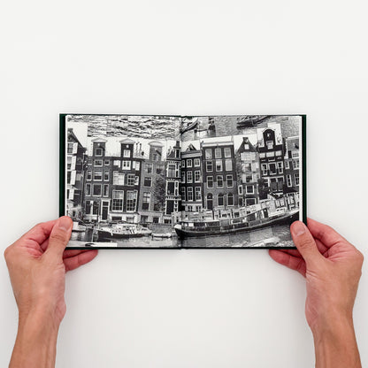 西野壮平『SHORT STORIES: Amsterdam』。2014年撮影の《Diorama Map》からアムステルダムの都市風景と細部を再構成した、2026年Migo刊の写真集。巻末にコラージュ作品全体図の折り込み付き。