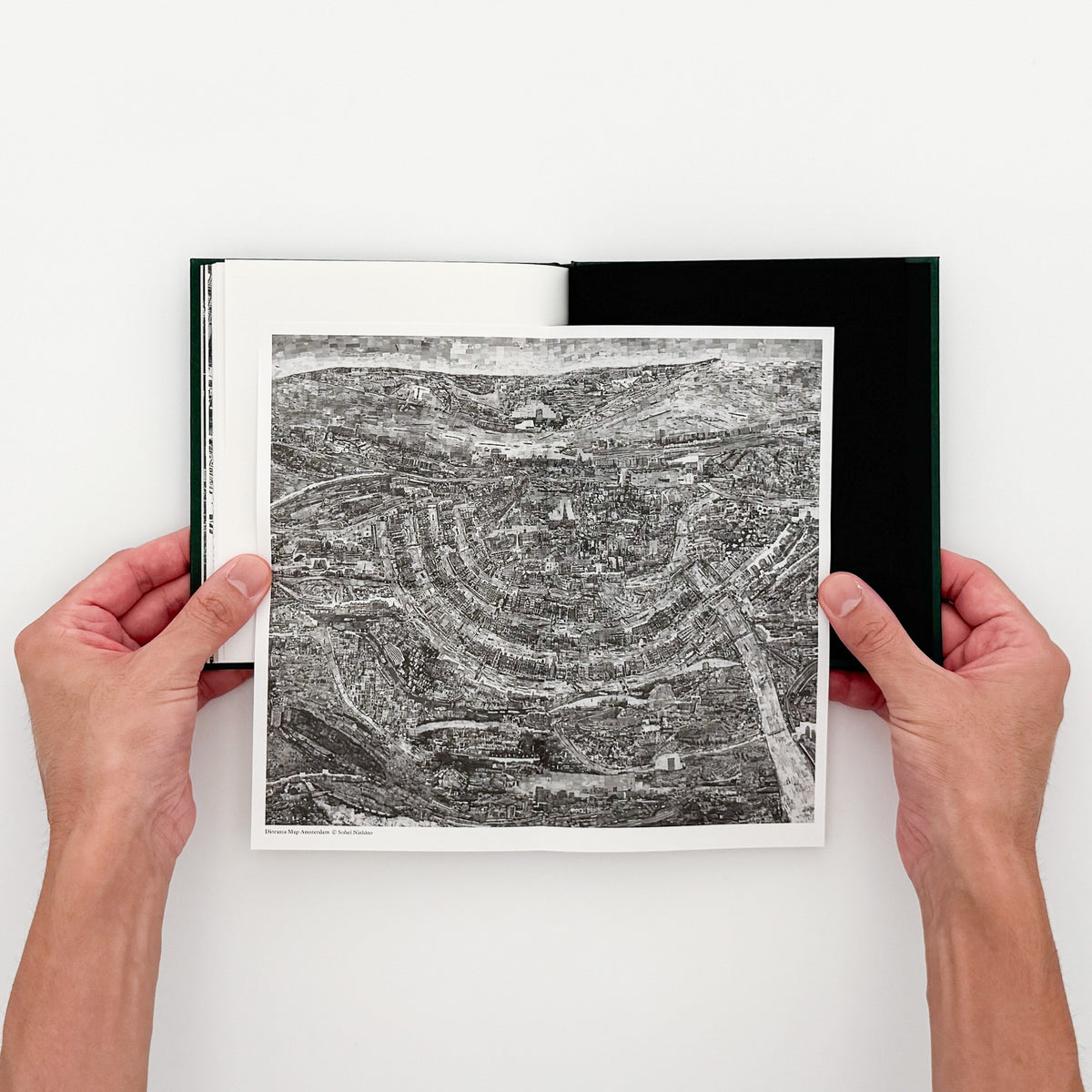 西野壮平『SHORT STORIES: Amsterdam』。2014年撮影の《Diorama Map》からアムステルダムの都市風景と細部を再構成した、2026年Migo刊の写真集。巻末にコラージュ作品全体図の折り込み付き。