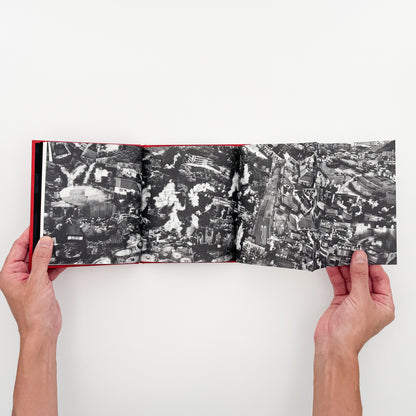 西野壮平『SHORT STORIES: Beppu』。2020年に大分県別府市の約200か所の温泉を撮影した《Diorama Map》から、共同浴場と人々の姿を再構成した2023年Migo刊の写真集。64頁、パノラマ図版の折り込み2点付き。