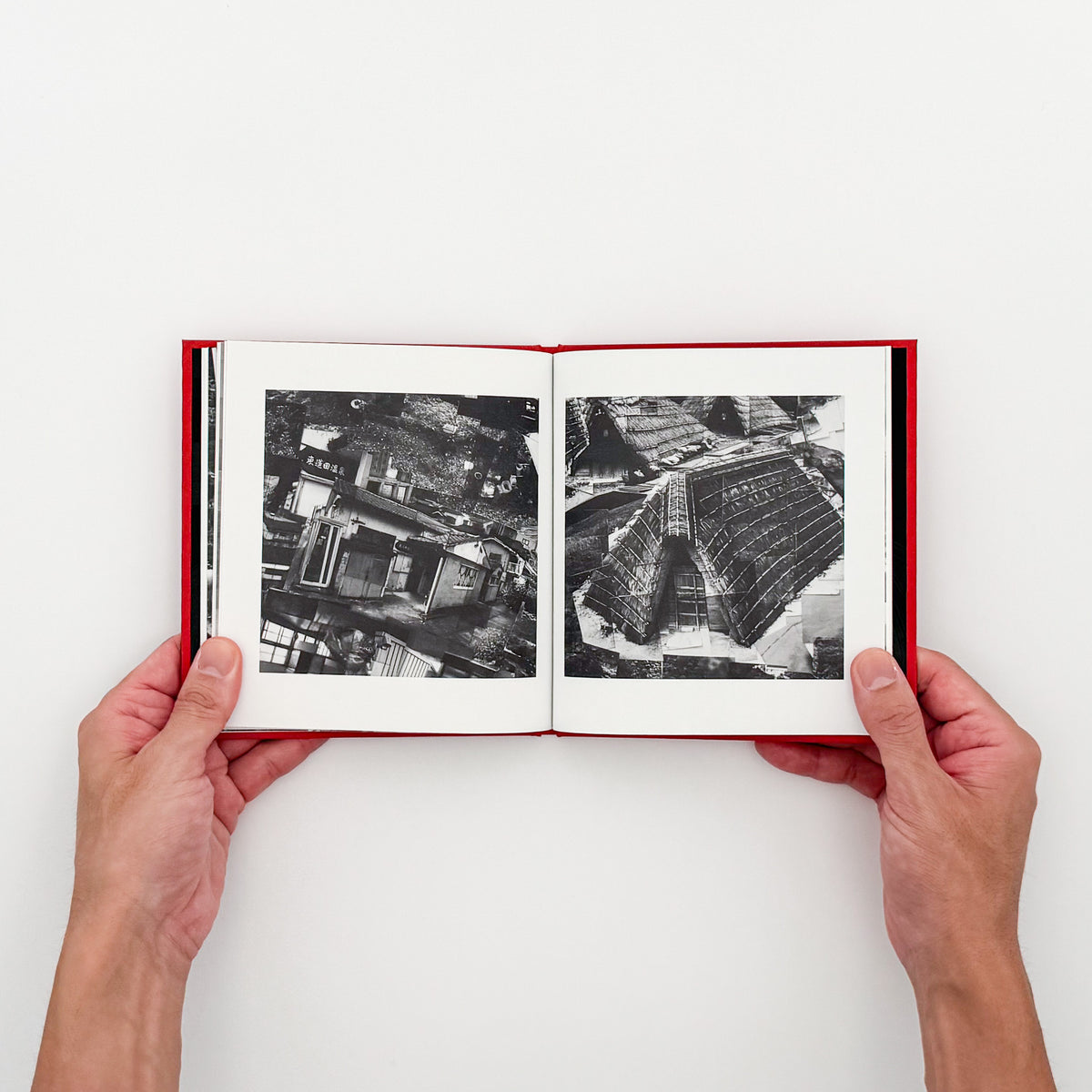 西野壮平『SHORT STORIES: Beppu』。2020年に大分県別府市の約200か所の温泉を撮影した《Diorama Map》から、共同浴場と人々の姿を再構成した2023年Migo刊の写真集。64頁、パノラマ図版の折り込み2点付き。