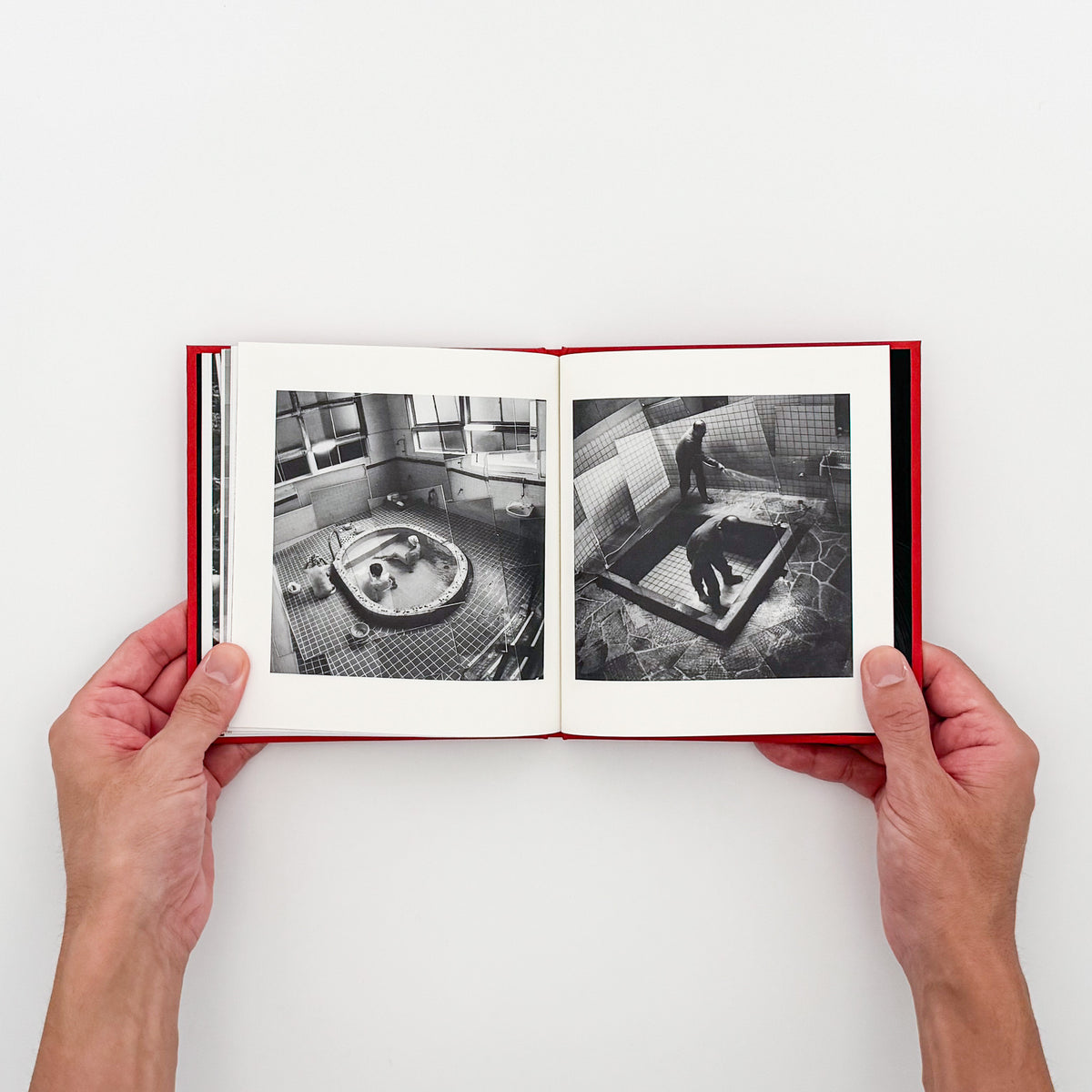 西野壮平『SHORT STORIES: Beppu』。2020年に大分県別府市の約200か所の温泉を撮影した《Diorama Map》から、共同浴場と人々の姿を再構成した2023年Migo刊の写真集。64頁、パノラマ図版の折り込み2点付き。