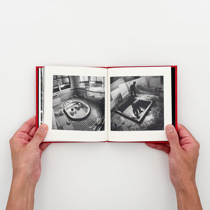 西野壮平『SHORT STORIES: Beppu』。2020年に大分県別府市の約200か所の温泉を撮影した《Diorama Map》から、共同浴場と人々の姿を再構成した2023年Migo刊の写真集。64頁、パノラマ図版の折り込み2点付き。