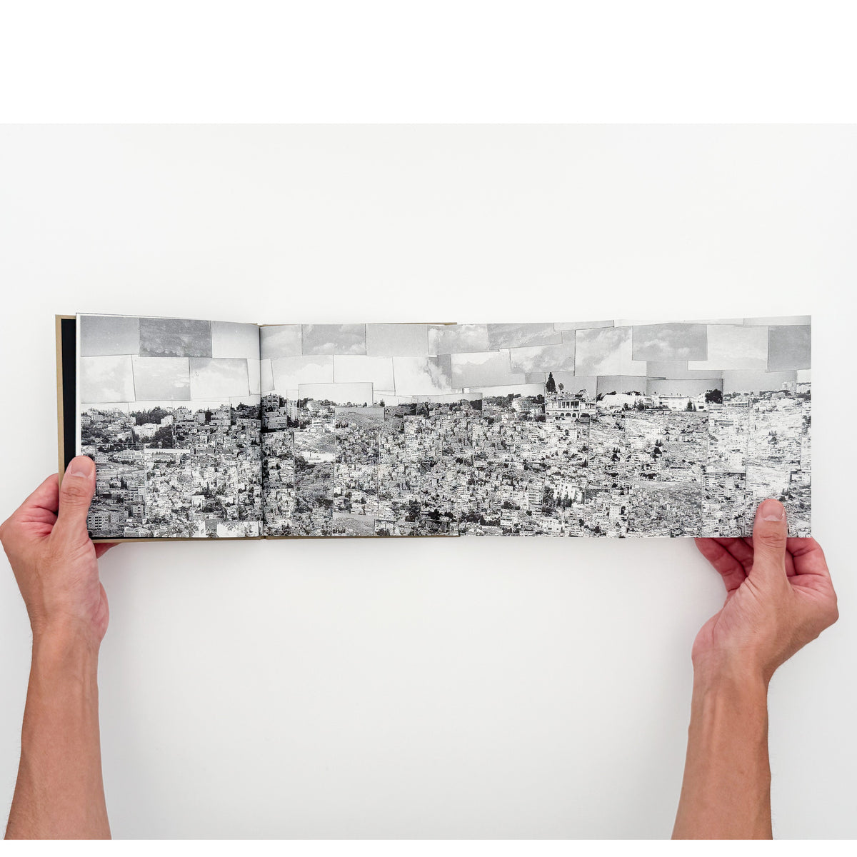 野壮平『SHORT STORIES: Jerusalem』。2012年撮影の《Diorama Map》からエルサレムの都市風景と細部を再構成した、2026年Migo刊の写真集。宗教や文化、旅の記憶をめぐる文章を収録したハードカバー、64頁。