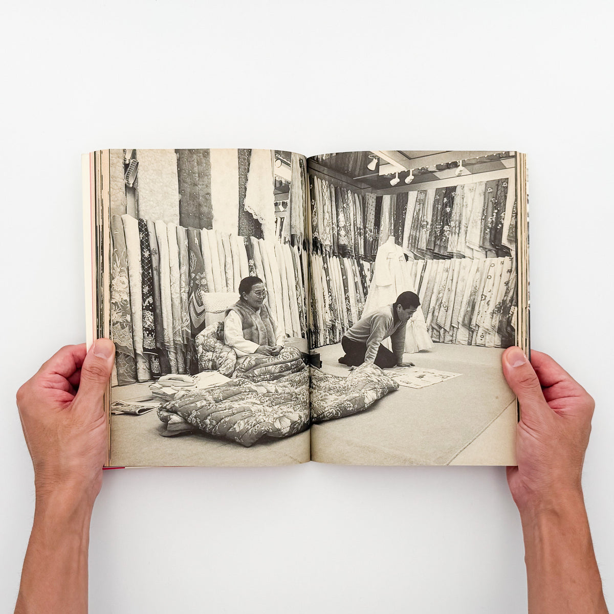 太田順一『女たちの猪飼野』。1987年晶文社刊。大阪市生野区の猪飼野に暮らす在日韓国・朝鮮人女性15人の証言と、地域の日常を写真とインタビューで記録したフォト・ドキュメンタリー。ブックデザインは平野甲賀。